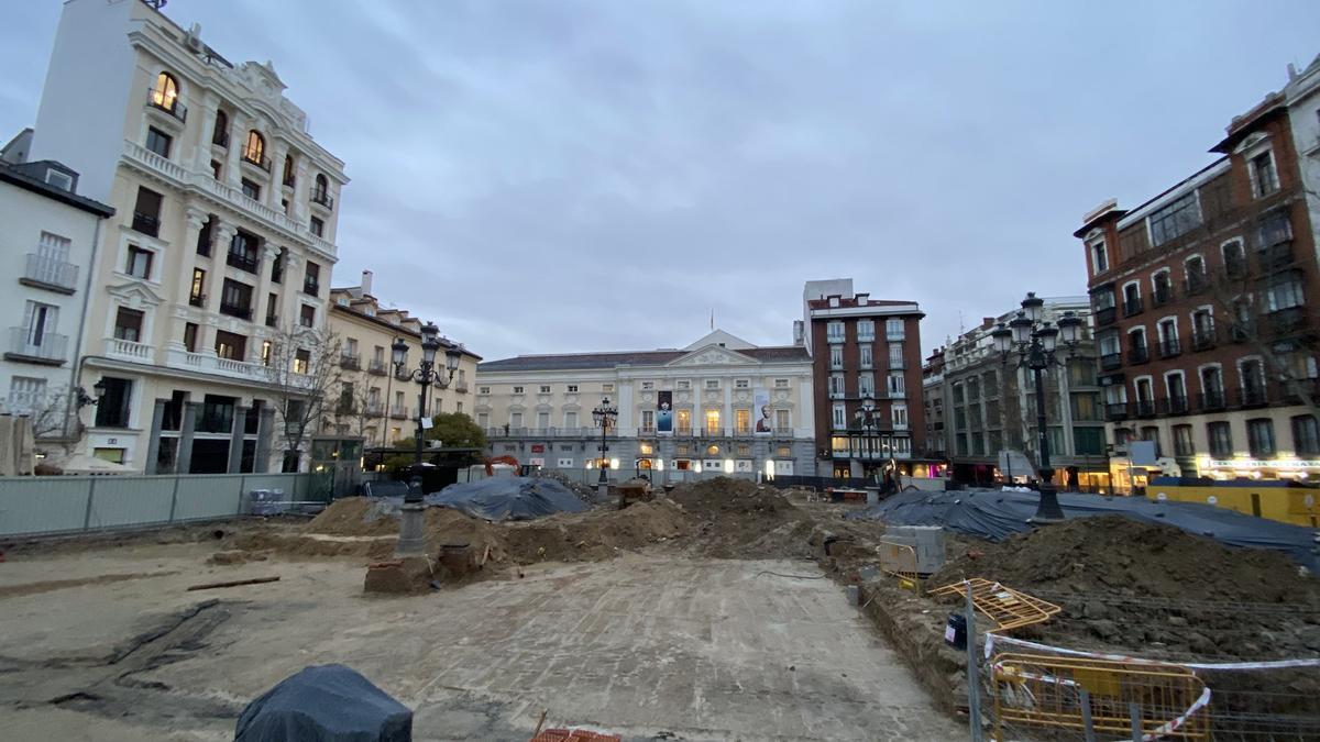 Zona de las obras desprovista de árboles en la plaza de Santa Ana.
