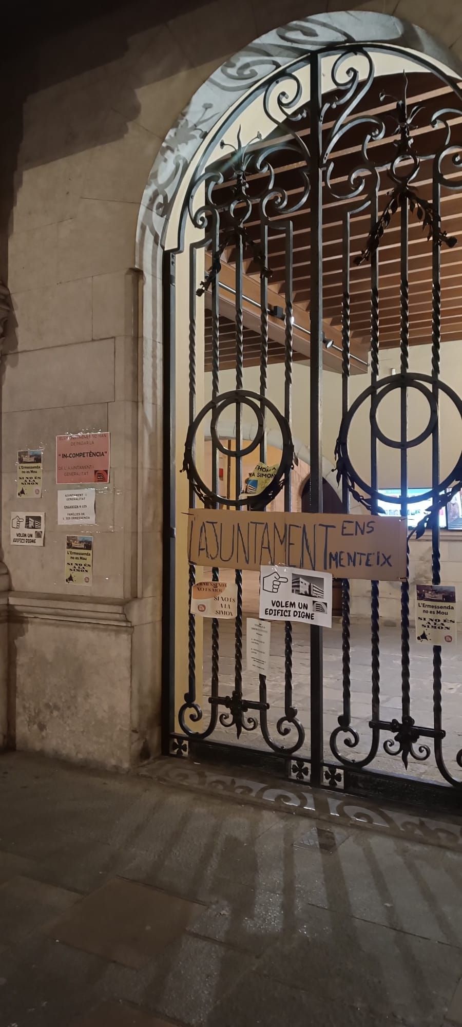 Empaperen l'Ajuntament de Girona i la seu de la Generalitat pel Cartañà