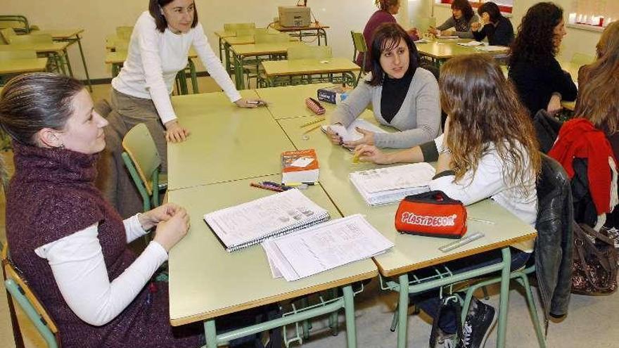 Docentes en una clase de la Escuela Oficial de Idiomas. // Marta G. Brea