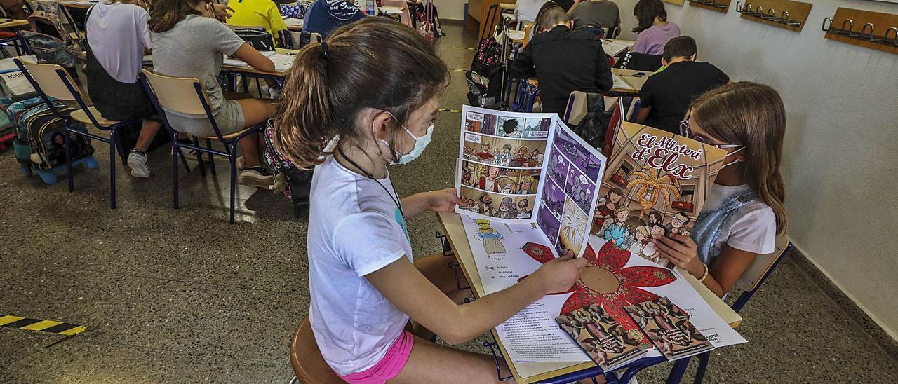 Escolares de un colegio de Elche con el cómic y el recortable que tienen que ver con el Misteri d’Elx | ANTONIO AMORÓS