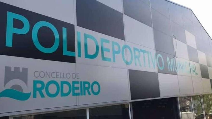 El pabellón de Rodeiro ya cuenta con los nuevos paneles exteriores en los que aparecen el nombre.