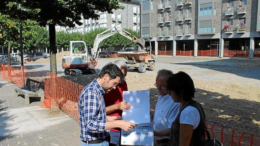 Una visita d&#039;obres de l&#039;alcalde a la plaça de Joan Sansa