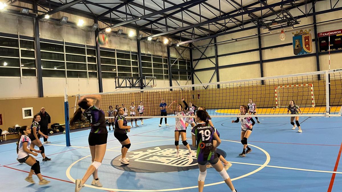 La inauguración del pabellón restaurado de El Jimenado contó con una exhibición del Club Voley ‘Villa de Torre Pacheco.