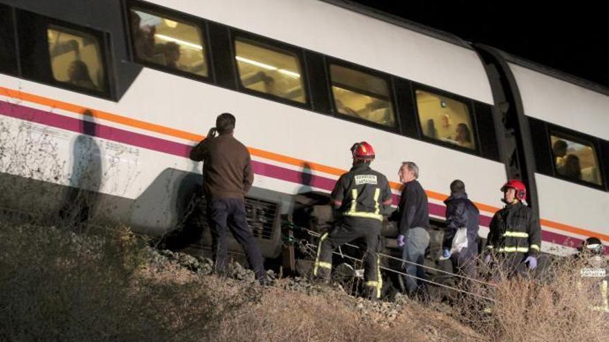 El tren sorprendió por la espalda a los dos jóvenes arrollados en Las Tejeras