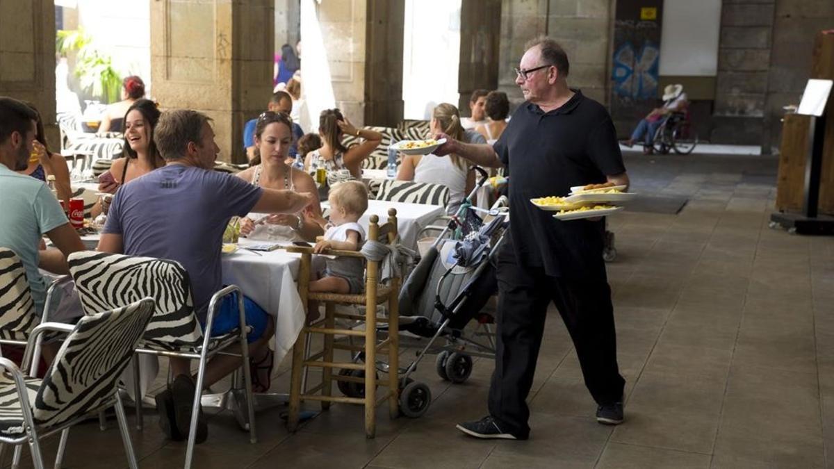 Un camarero en la plaza Reial de Barcelona.