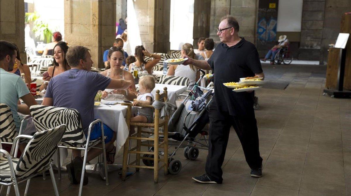 Un camarero en la plaza Reial de Barcelona.