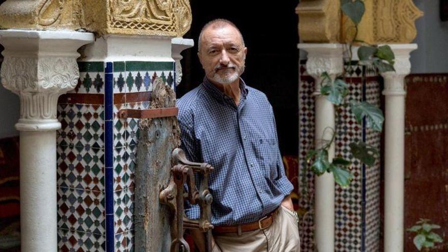 Arturo Pérez-Reverte, a puñaladas por Tánger