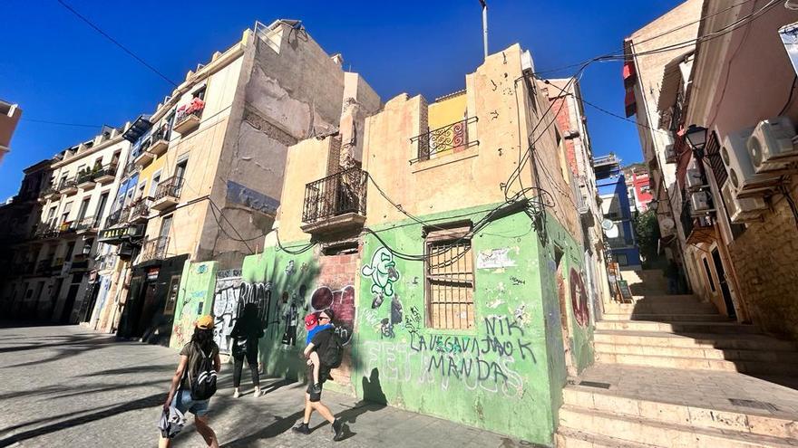 El PSOE denuncia cómo está el Barrio de Alicante: fachadas que se caen, cableado, pintadas, basura y solares insalubres