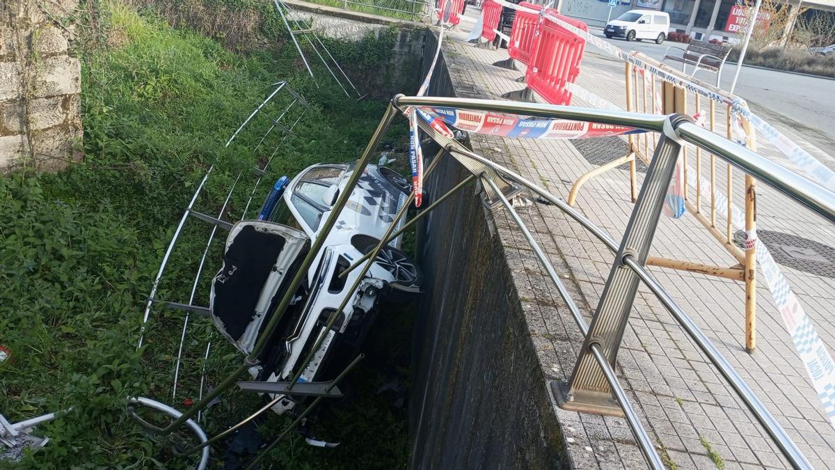 Coche policial volcado, en la mañana de este viernes