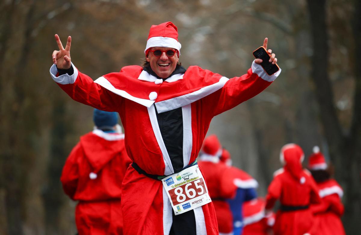 Carrera multitudinaria de papas Noel en Michendorf (Alemania)