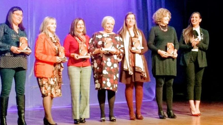 Homenaje a las directoras de los centros educativos en los premios &quot;8 de Març&quot;