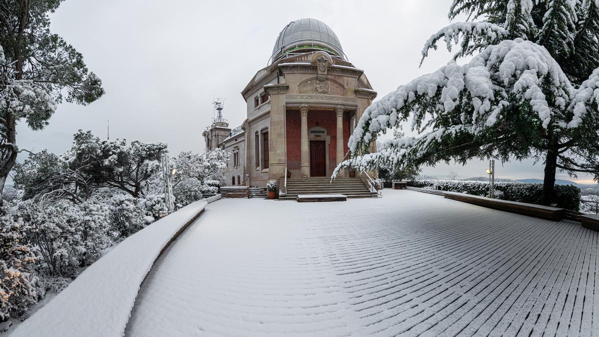 El Observatori Fabra, en Collserola, cubierto de nieve