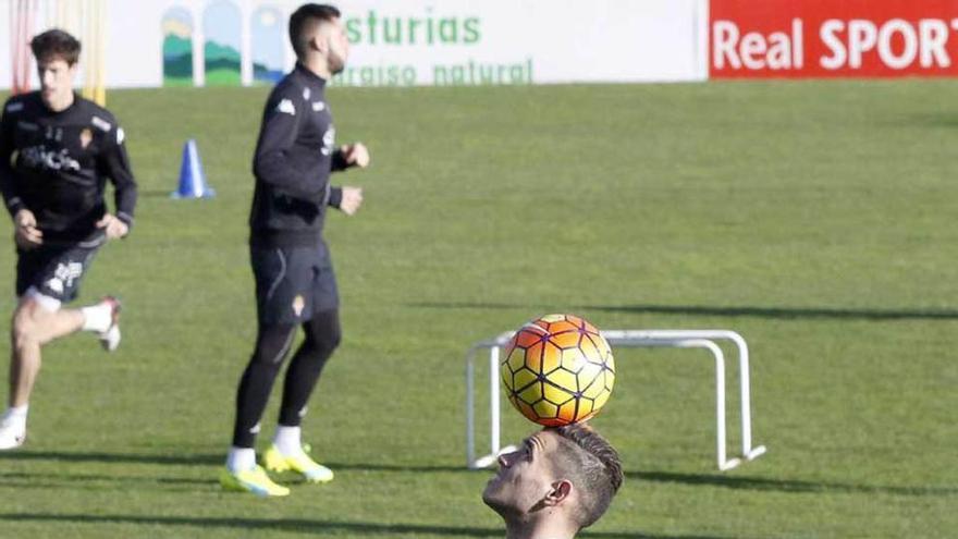 Sanabria controla el balón.