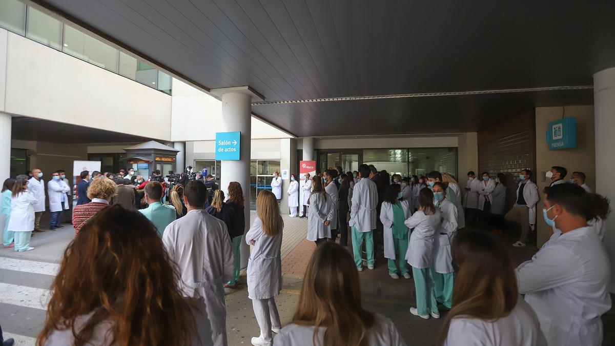 Imagen de una protesta de la plantilla del Hospital Universitario de Torrevieja en contra de la reversión