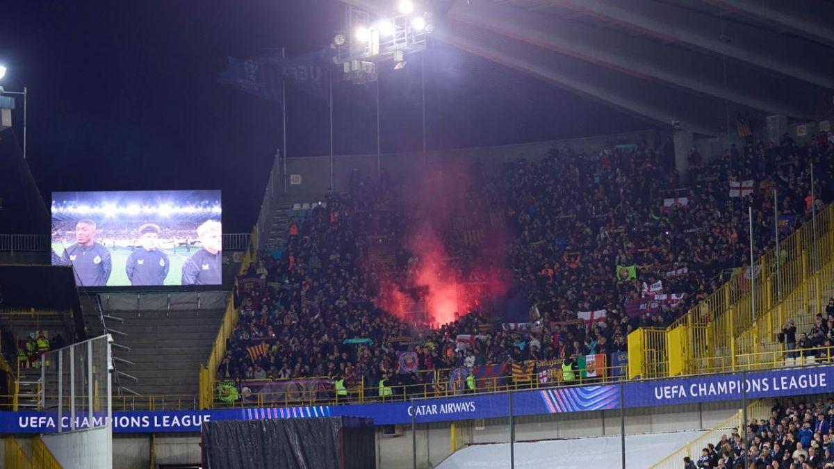 Bengala encendida en la zona de la afición del Barça