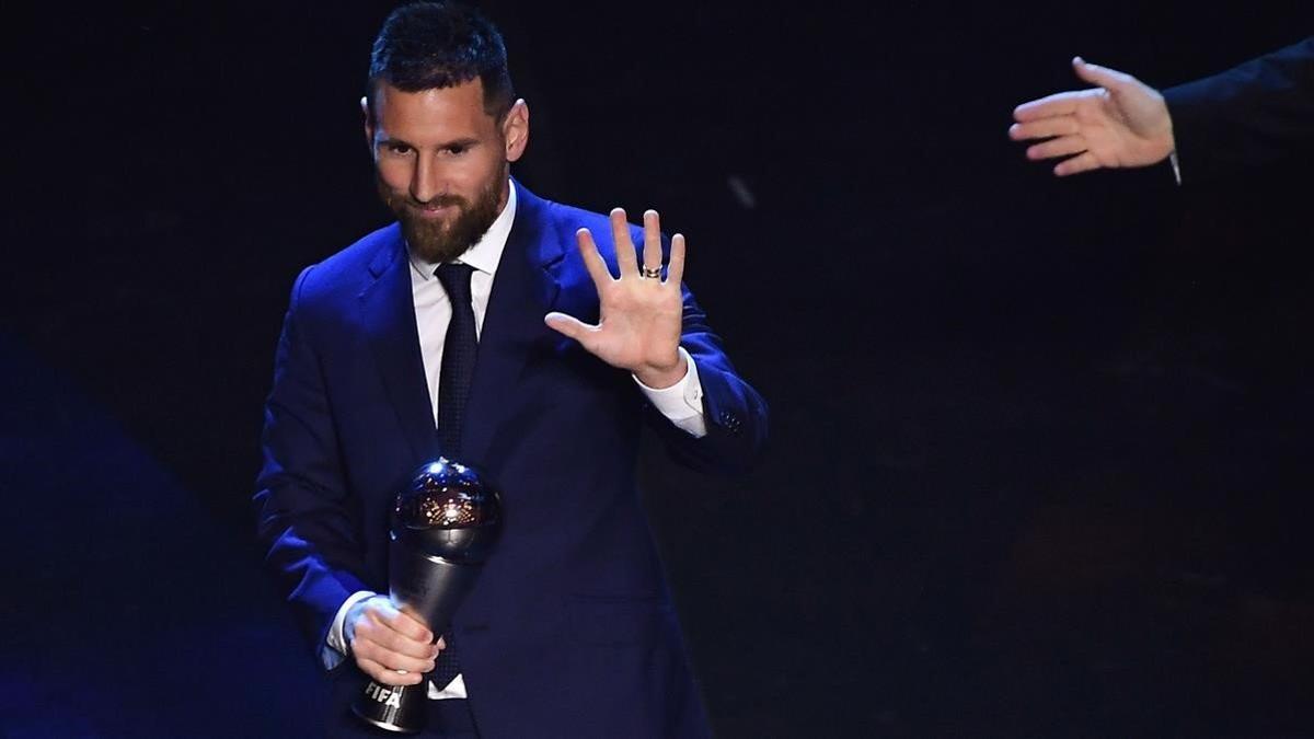Messi, con el trofeo 'The Best' en Milán.
