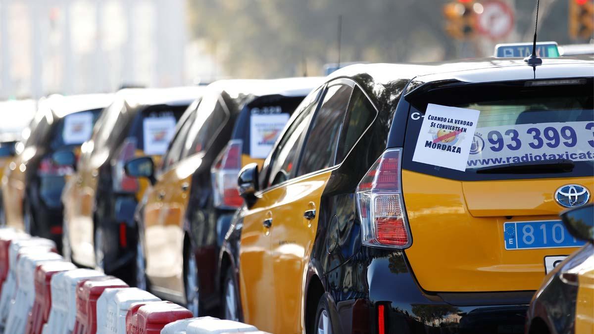 Cola de taxis en Barcelona, durante la marcha lenta convocada de plaza de España hasta el Parlament