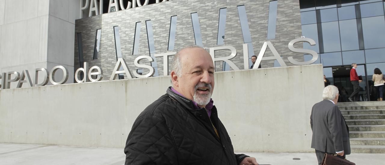 El Padre Chus, a la puerta del Palacio de Justicia, durante una citación en 2014