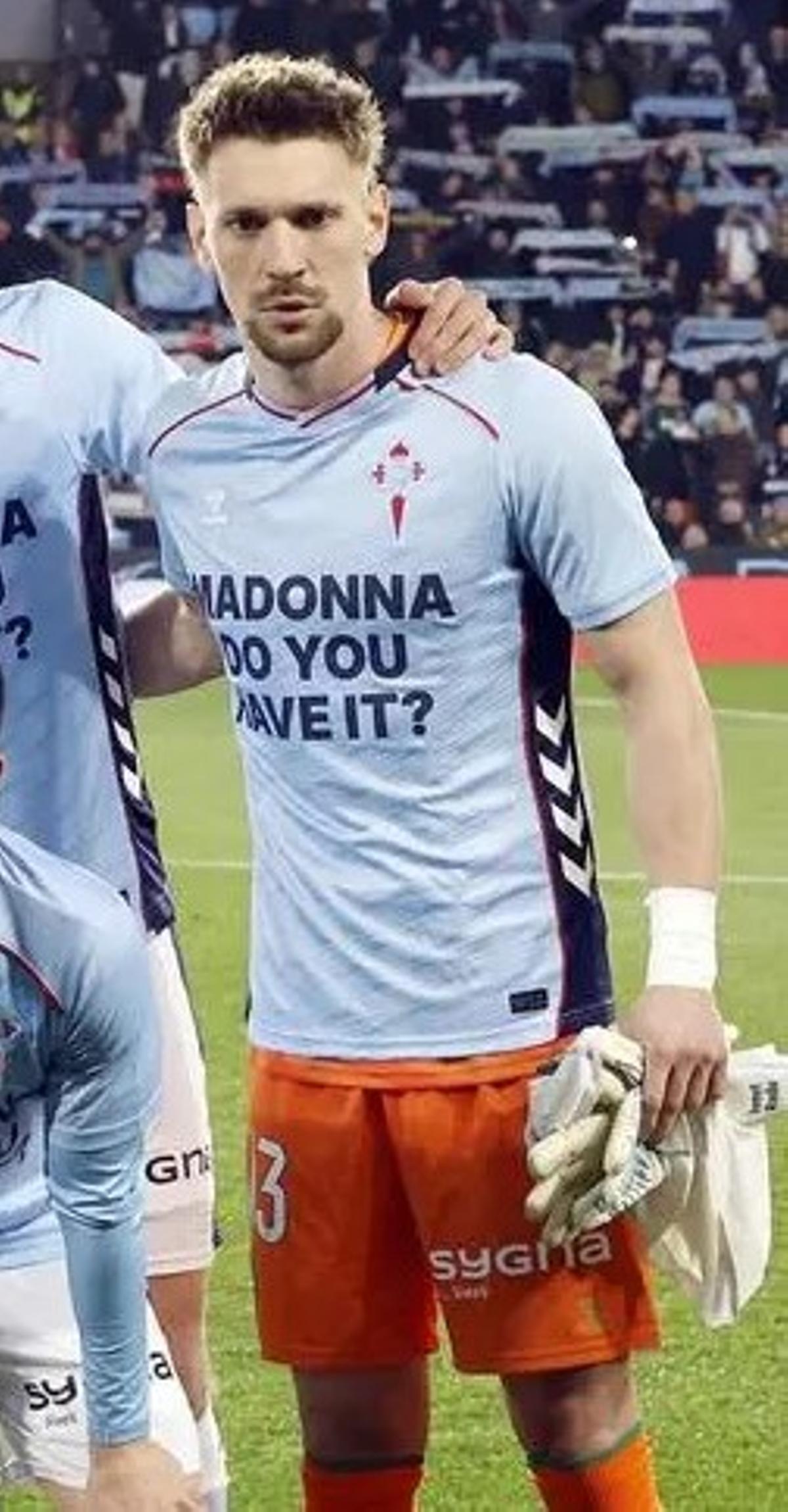 En la camiseta con la que saltaron al campo estaba sobreimpresionada la pregunta: «Madonna, do you have it? (Madonna, ¿la tienes?)