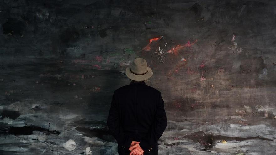 Jorge Rando, contemplando una de sus obras.