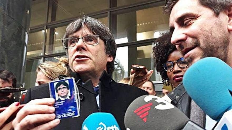 Puigdemont i Comín, amb l&#039;acreditació d&#039;eurodiputats, el 20 de desembre passat.