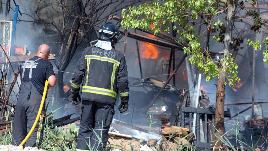 Los bomberos intentando sofocar el incendio