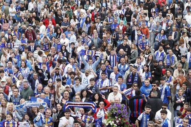 EN IMÁGENES: Así fue el recibimiento de los jugadores del Real Avilés en el Ayuntamiento