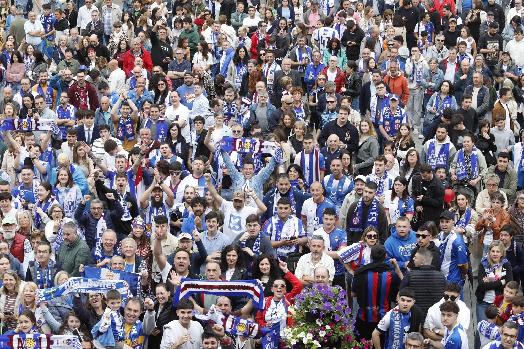 EN IMÁGENES: Así fue el recibimiento de los jugadores del Real Avilés en el Ayuntamiento