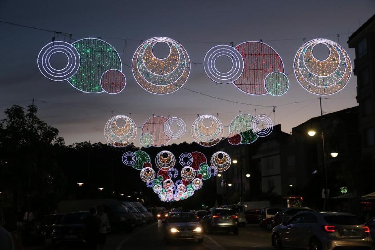 Los arcos que iluminan desde ayer el centro de Cangas. En la imagen, la Avenida de Castelao. |   // S.ÁLVAREZ