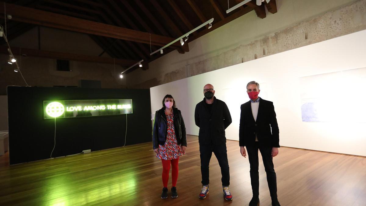 La comisaria Ana García Alarcón, el artista Avelino Sala y el director del Consorci José Luis Pérez Pont.