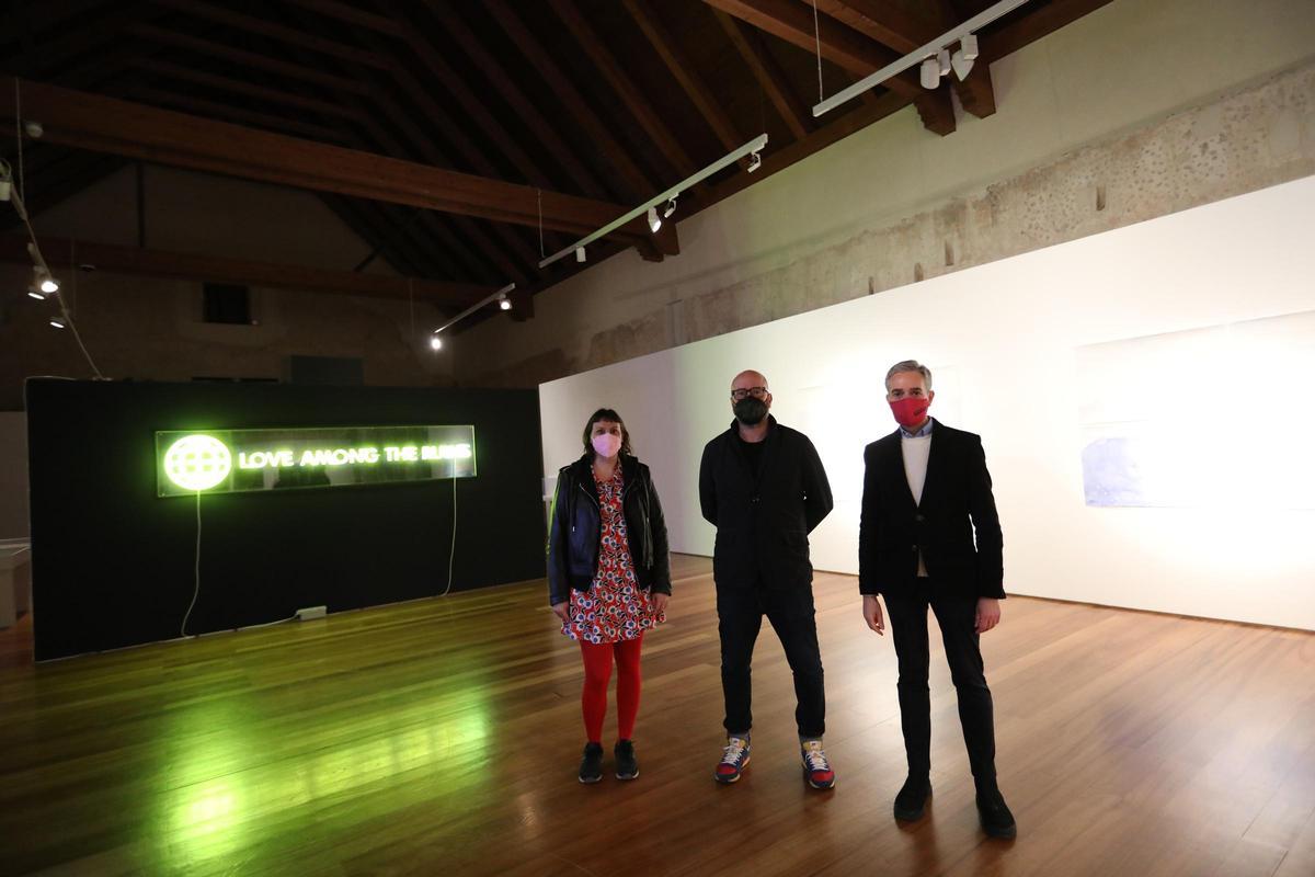 La comisaria Ana García Alarcón, el artista Avelino Sala y el director del Consorci José Luis Pérez Pont.