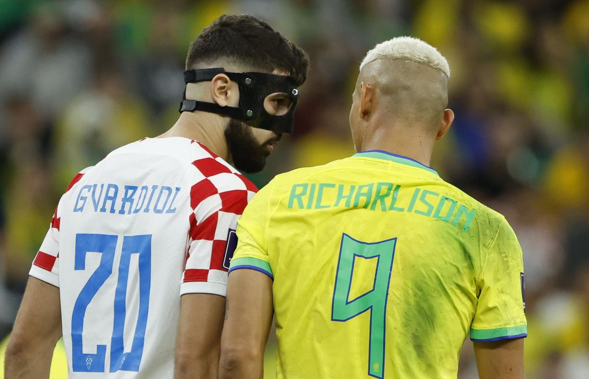 Joško Gvardiol (i) de Croacia discute con  Richarlison de Brasil hoy, en un partido de los cuartos de final del Mundial de Fútbol Qatar 2022 en el estadio Ciudad de la Educación en Rayán (Catar). EFE/Juanjo Martin