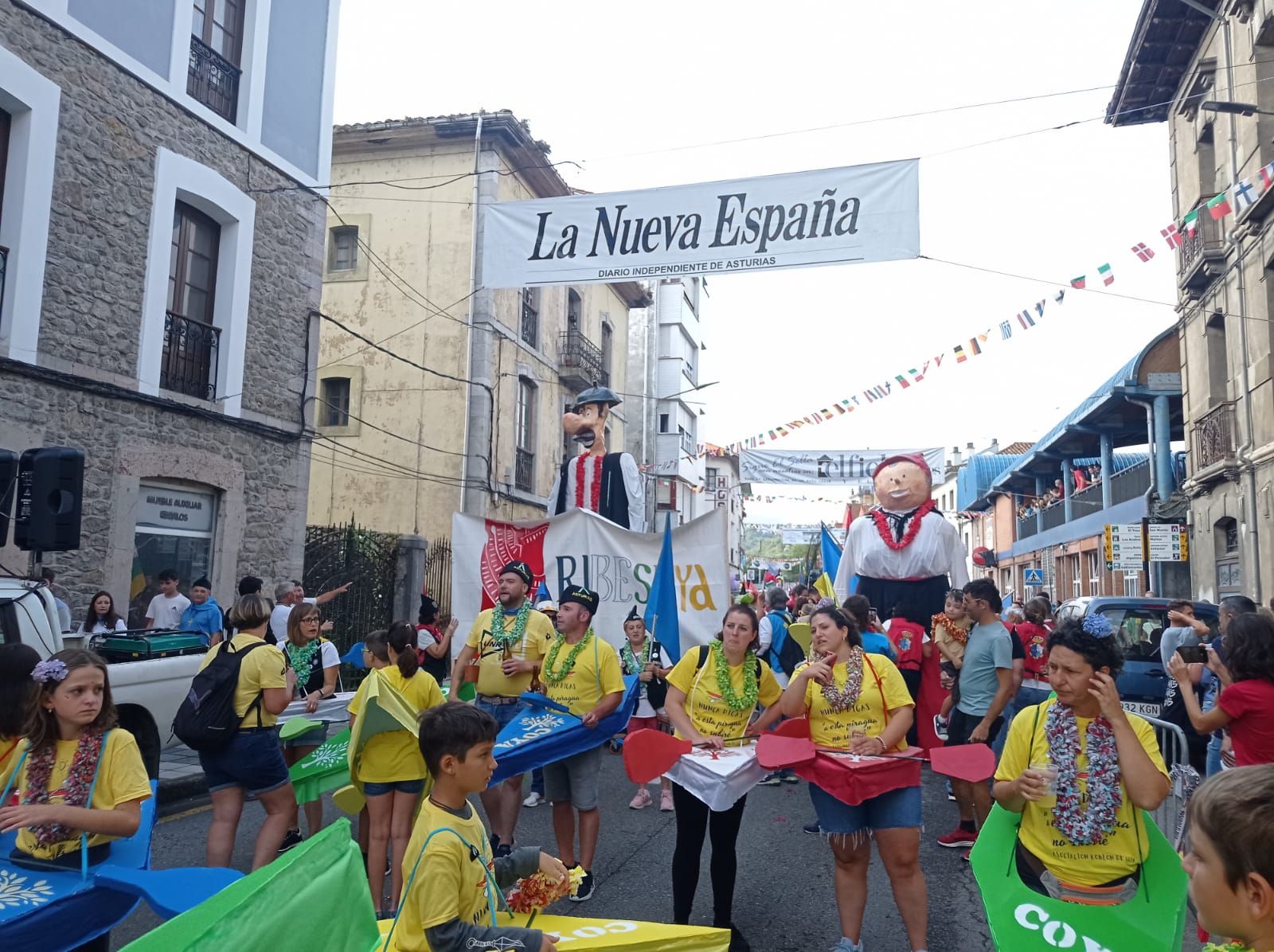 Ambiente en Ribadesella en la gran fiesta de las Piraguas