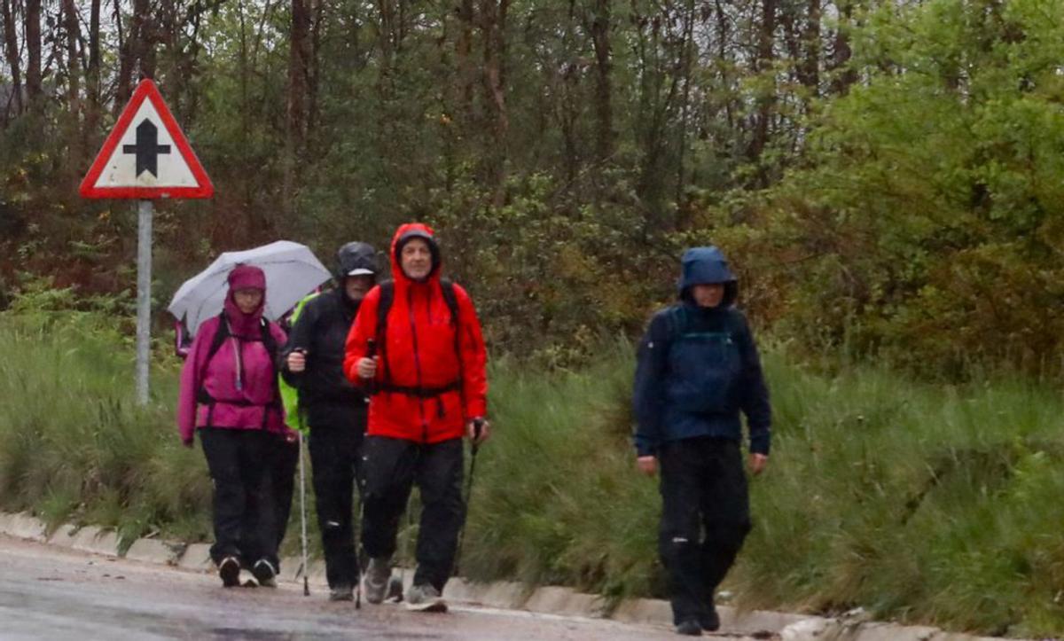 Una pareja angloholandesa ayer en Ponte Arnelas. |   // IÑAKI ABELLA