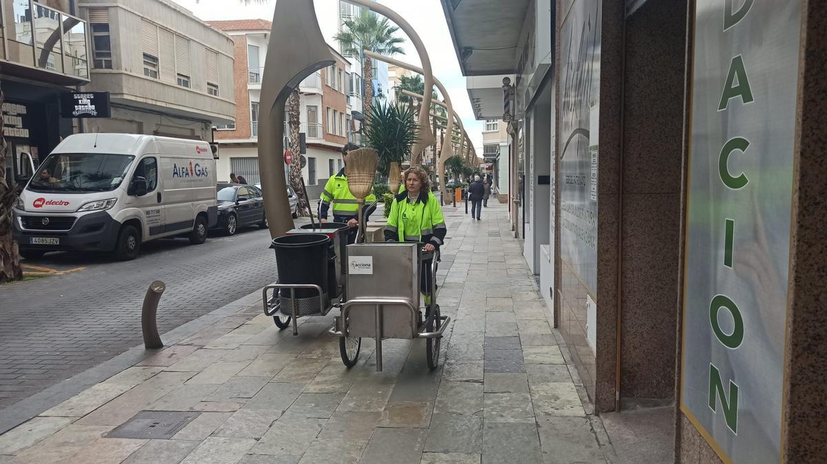 Los operarios de aseo urbano han renovado ropa de trabajo y algunos de los medios materiales con los que realizan su labor