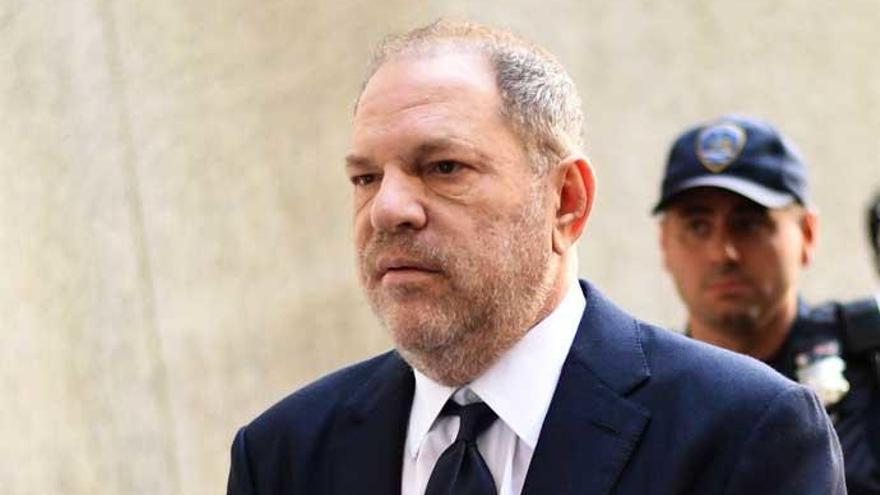 Harvey Weinstein, a su salida de comisaría.