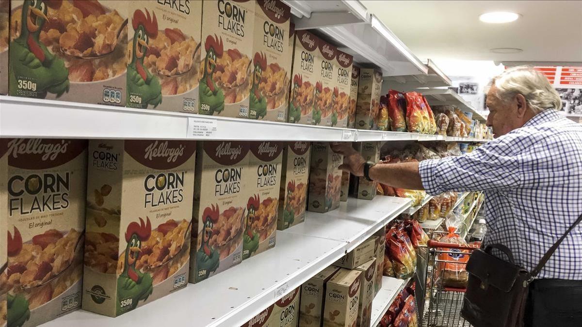 Lineal de un supermercado de Caracas con los icónicos cereales de maíz 'Corn Flakes' de la marca Kellogg's  este martes 15 de mayo de 2018.