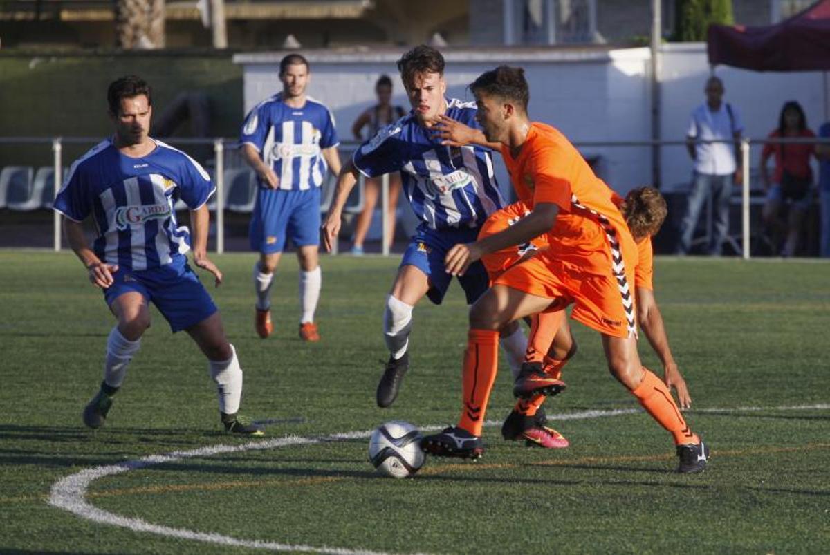 Pep Chavarría lluita per una pilota en un amistós entre el primer equip del Figueres i el Llagostera de l'agost de 2017.