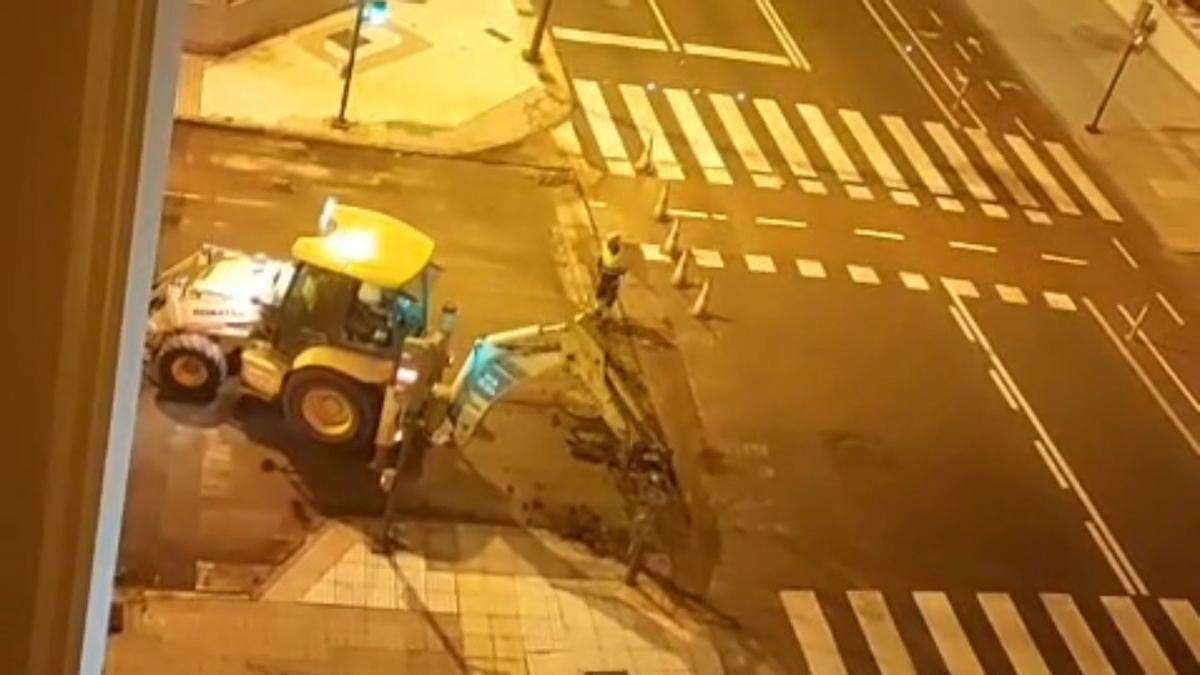 Quejas por el asfaltado nocturno en Las Palmas: vecinos denuncian ruidos de madrugada junto al Paseo de Chil