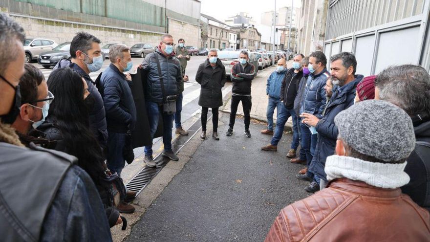 Reunión de parte de la plantilla ayer frente al astillero. | // ALBA VILLAR