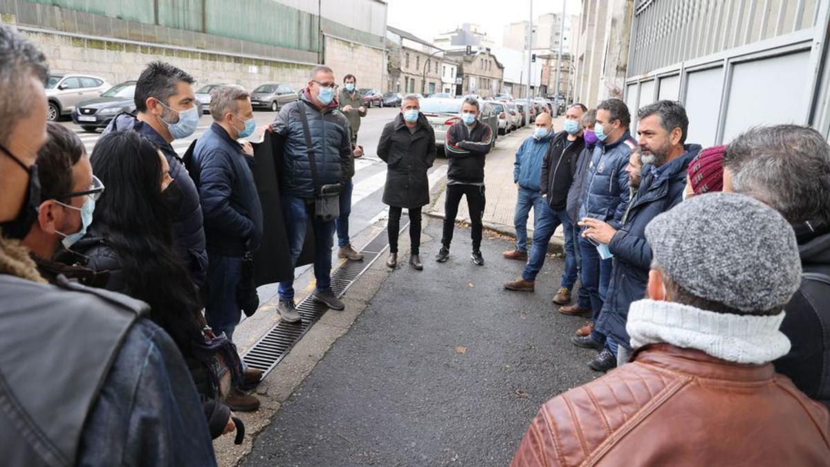 Reunión de parte de la plantilla ayer frente al astillero.   | // ALBA VILLAR 