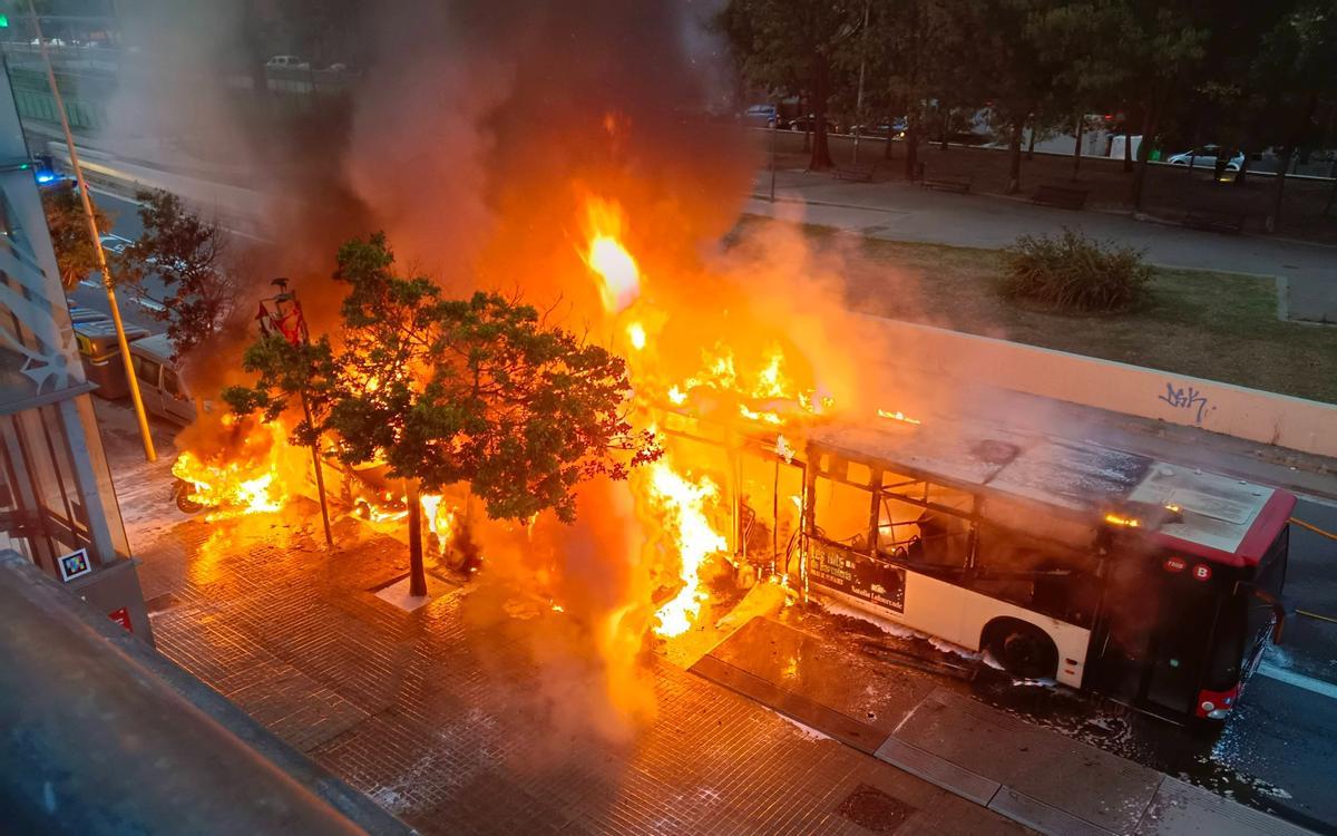 «M’ha despertat l’explosió»: testimoni de l’incendi d’un autobús a Barcelona