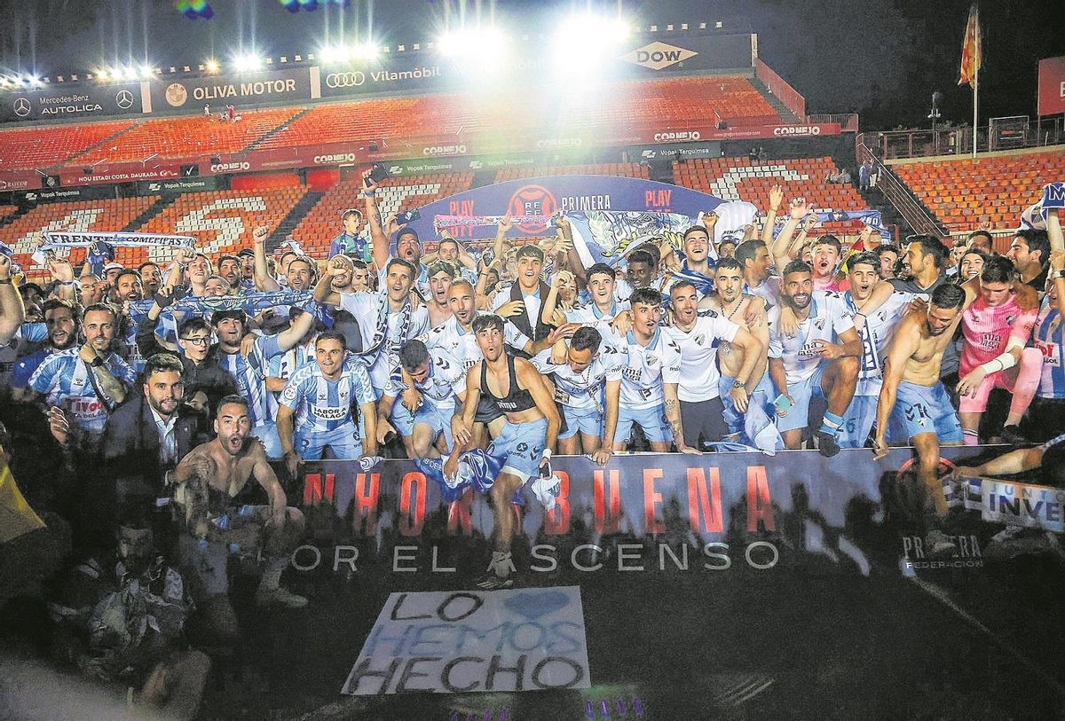 Plantilla y aficionados celebran sobre el césped del Nou Estadi el ascenso a Segunda División.