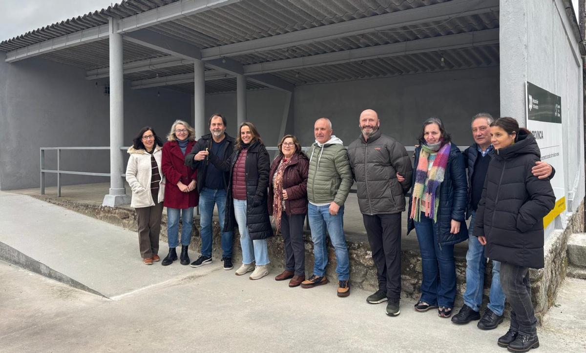 Autoridades municipales y vecinos, delante de las nuevas dotaciones. |