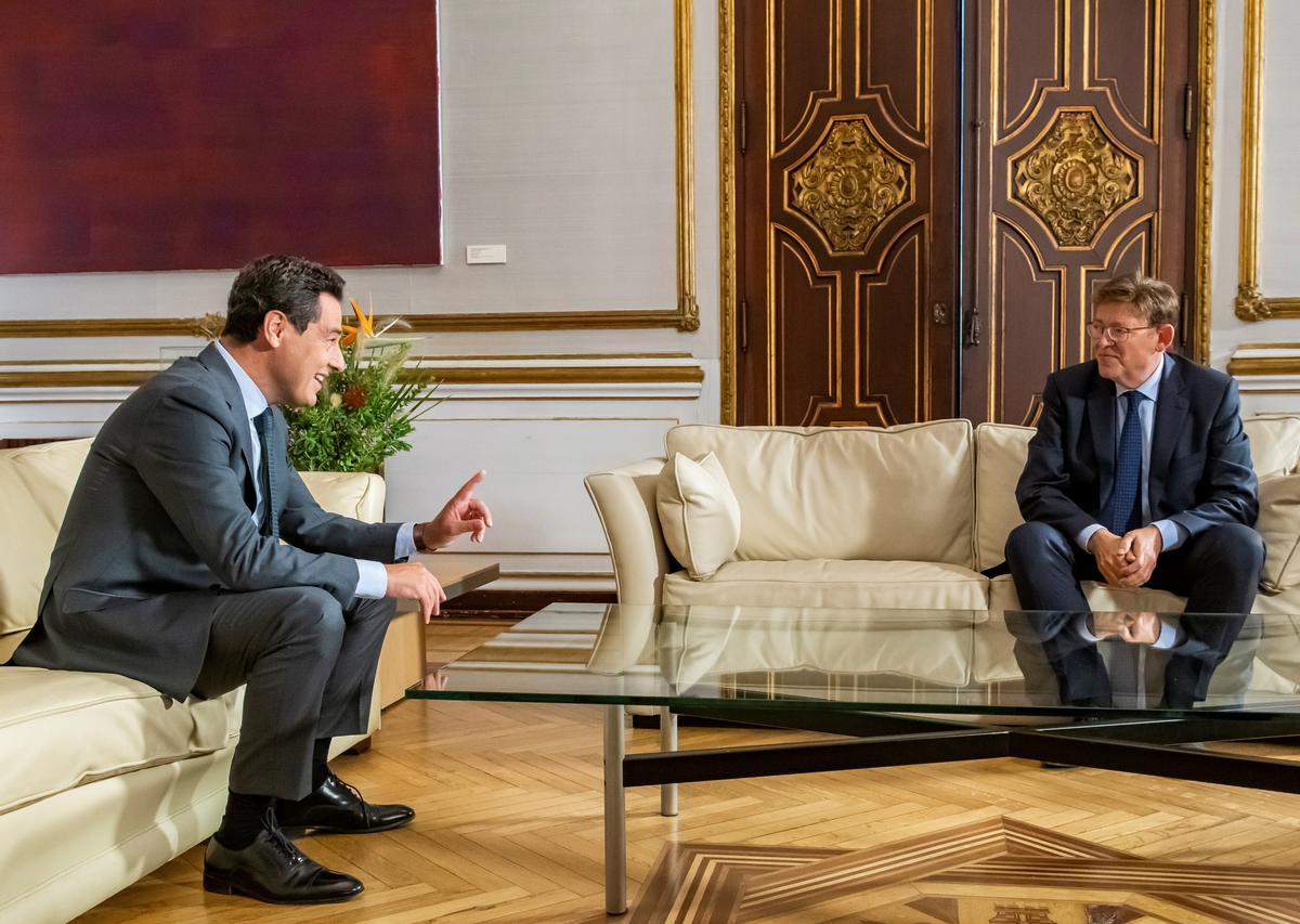 Juanma Moreno y Ximo Puig durante el encuentro institucional que mantuvieron en Sevilla.