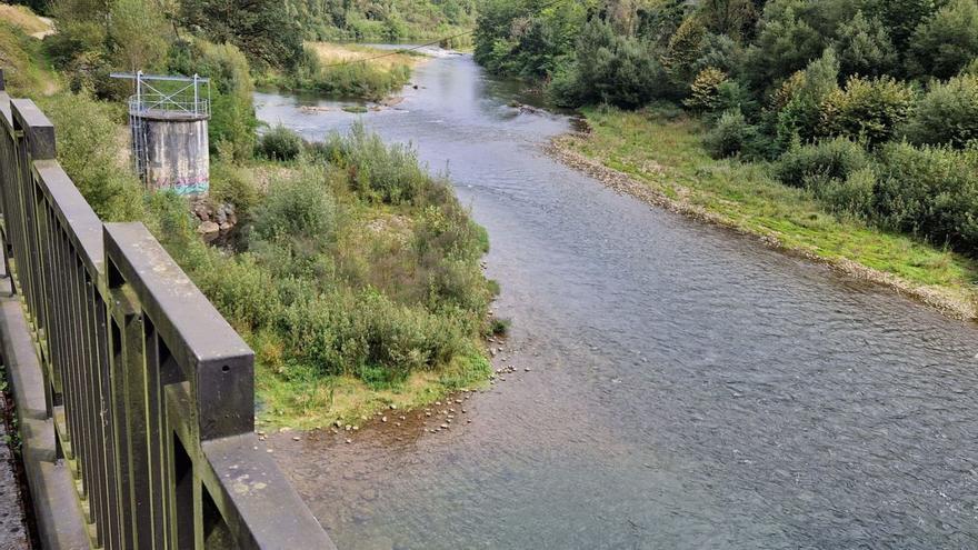 Vist a del Nalón, a su paso por Ribera de Arriba, desde el puente de Palomar. | L. B.