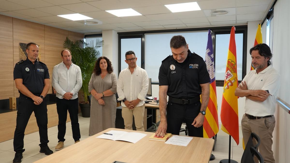 Fermín Cárcel, durante la toma de posesión como inspector en prácticas de la Policía Local de Ibiza, junto a representantes del Ayuntamiento