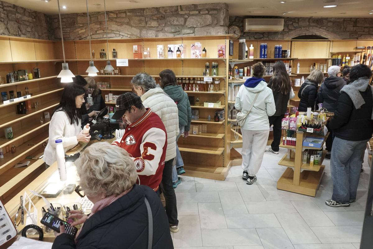 Últim dia d'obertura de la perfumeria Regina Últim dia d'obertura de la perfumeria Regina