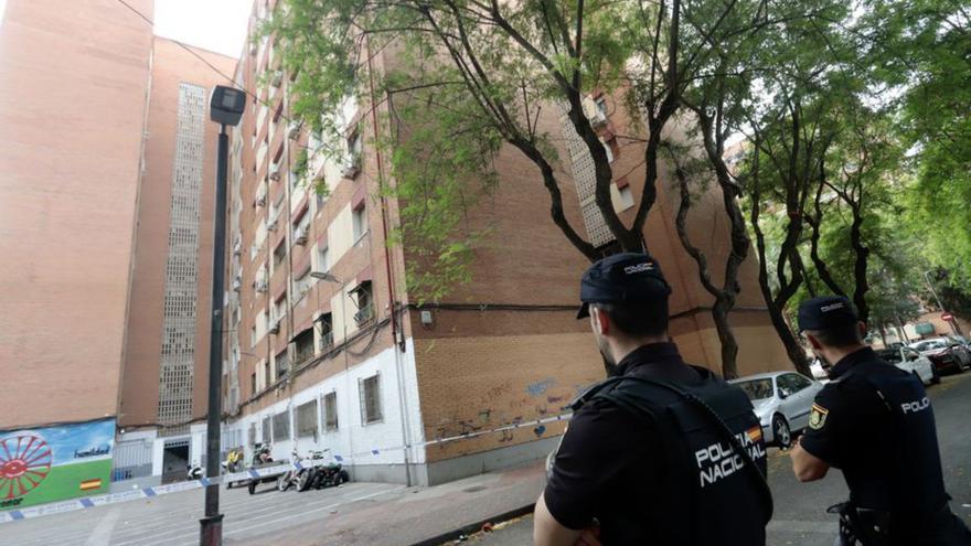 La Policía acordonó la calle Santa Rita tras el crimen.