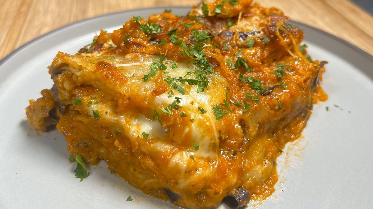 Berenjenas a la parmegiana, también conocida como parmigiana di melanzane o melanzane alla parmigiana